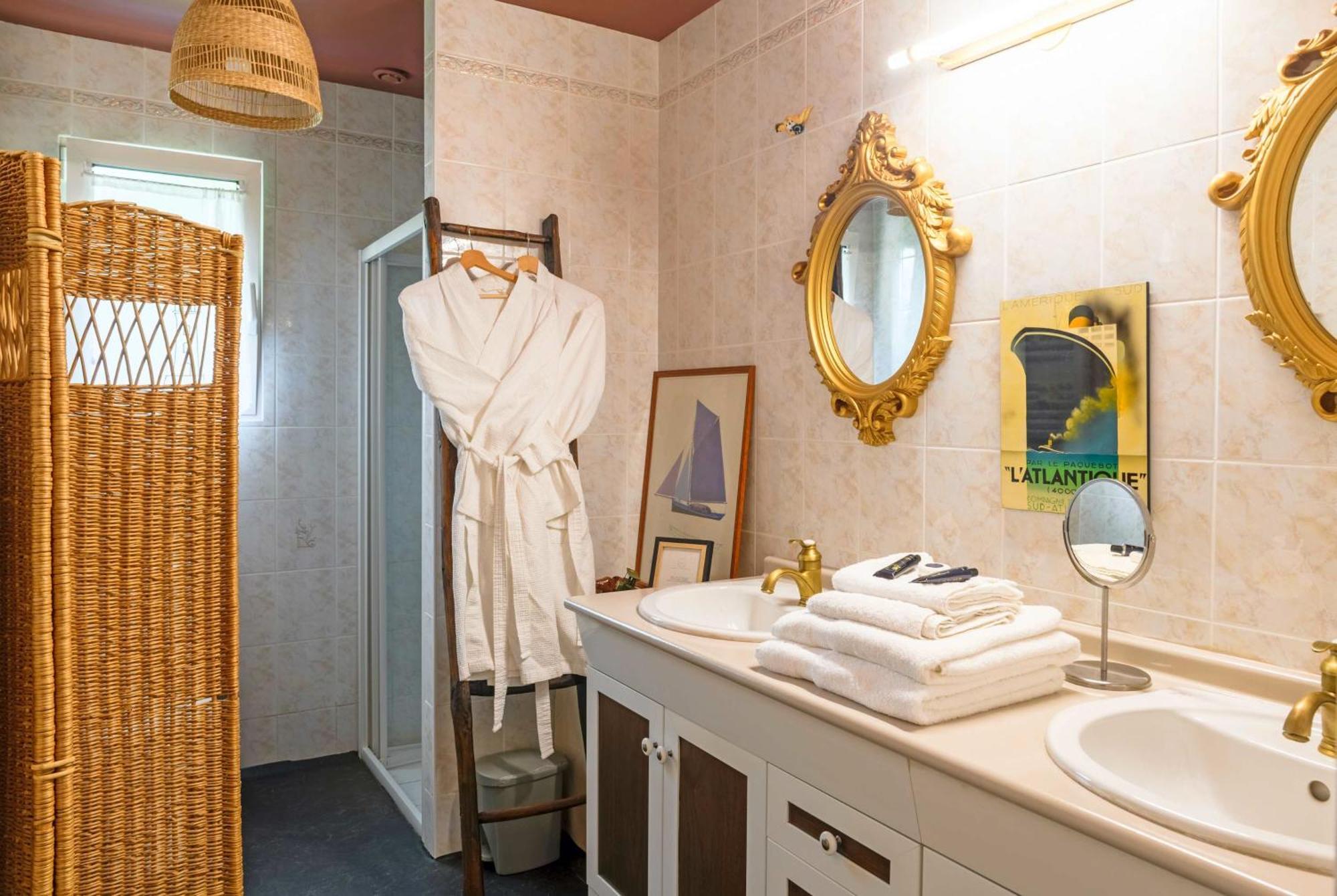 Bed and Breakfast Les Pierres Bleues Saint-Coulitz Esterno foto