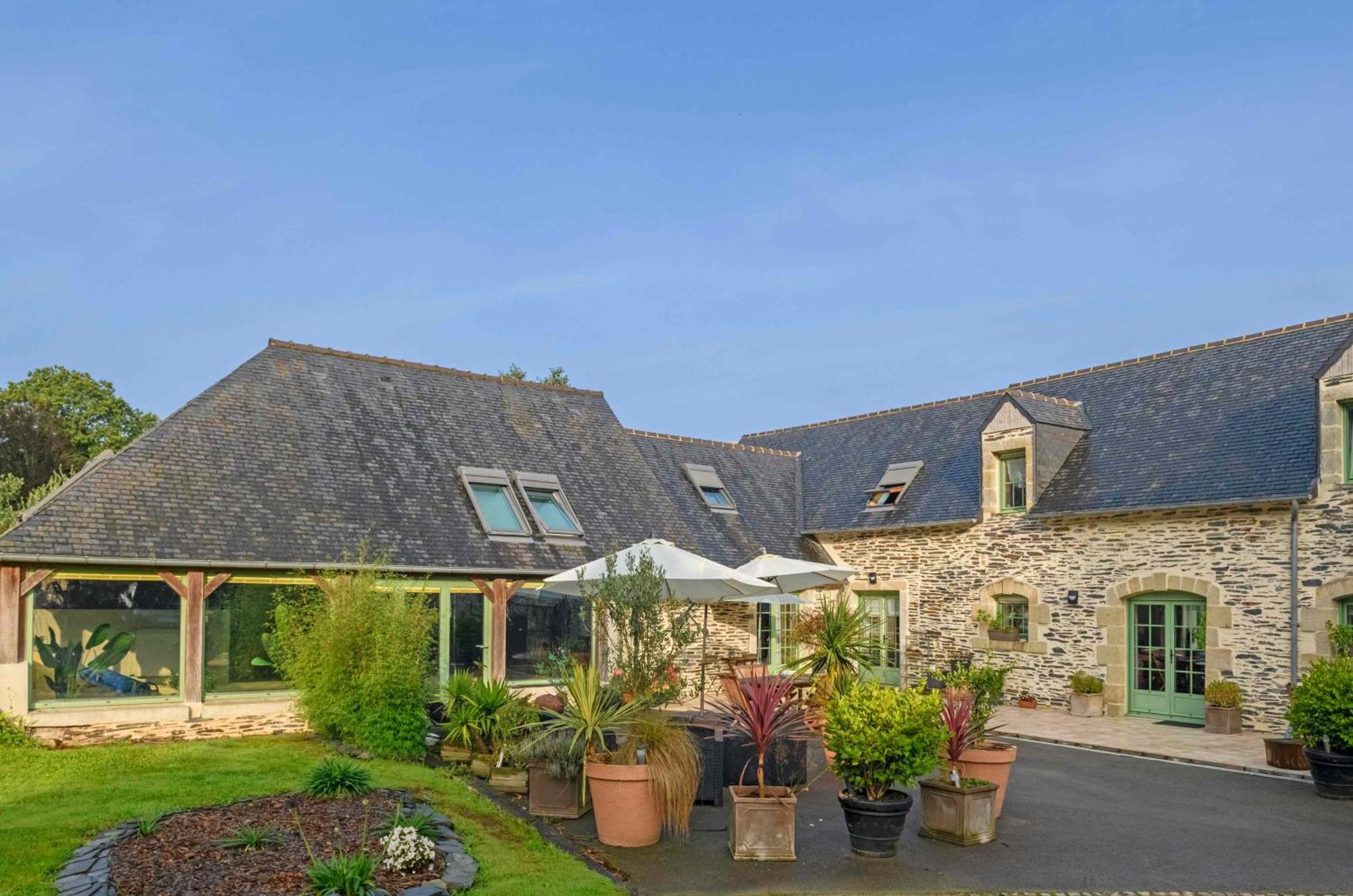 Bed and Breakfast Les Pierres Bleues Saint-Coulitz Esterno foto