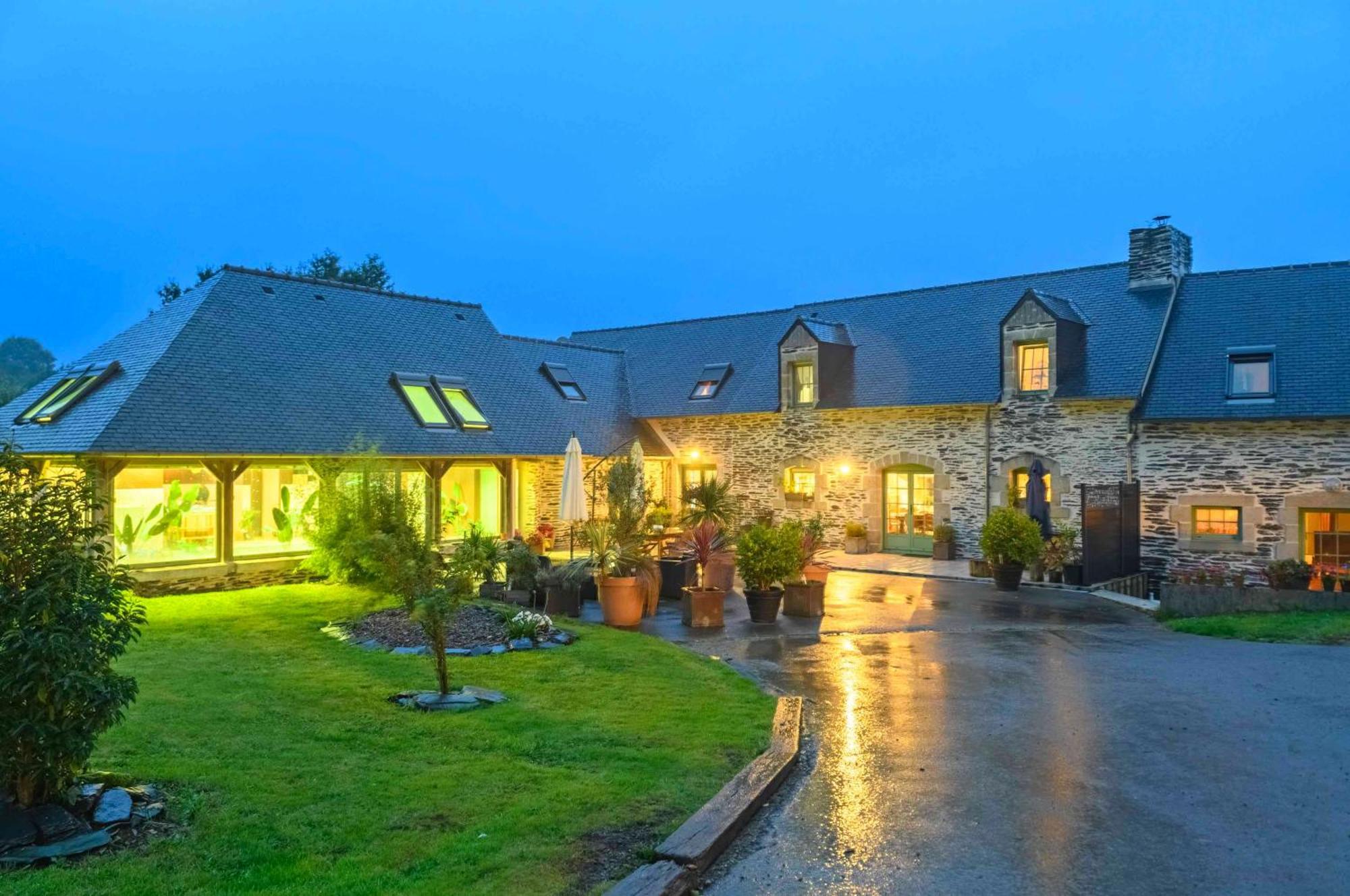 Bed and Breakfast Les Pierres Bleues Saint-Coulitz Esterno foto