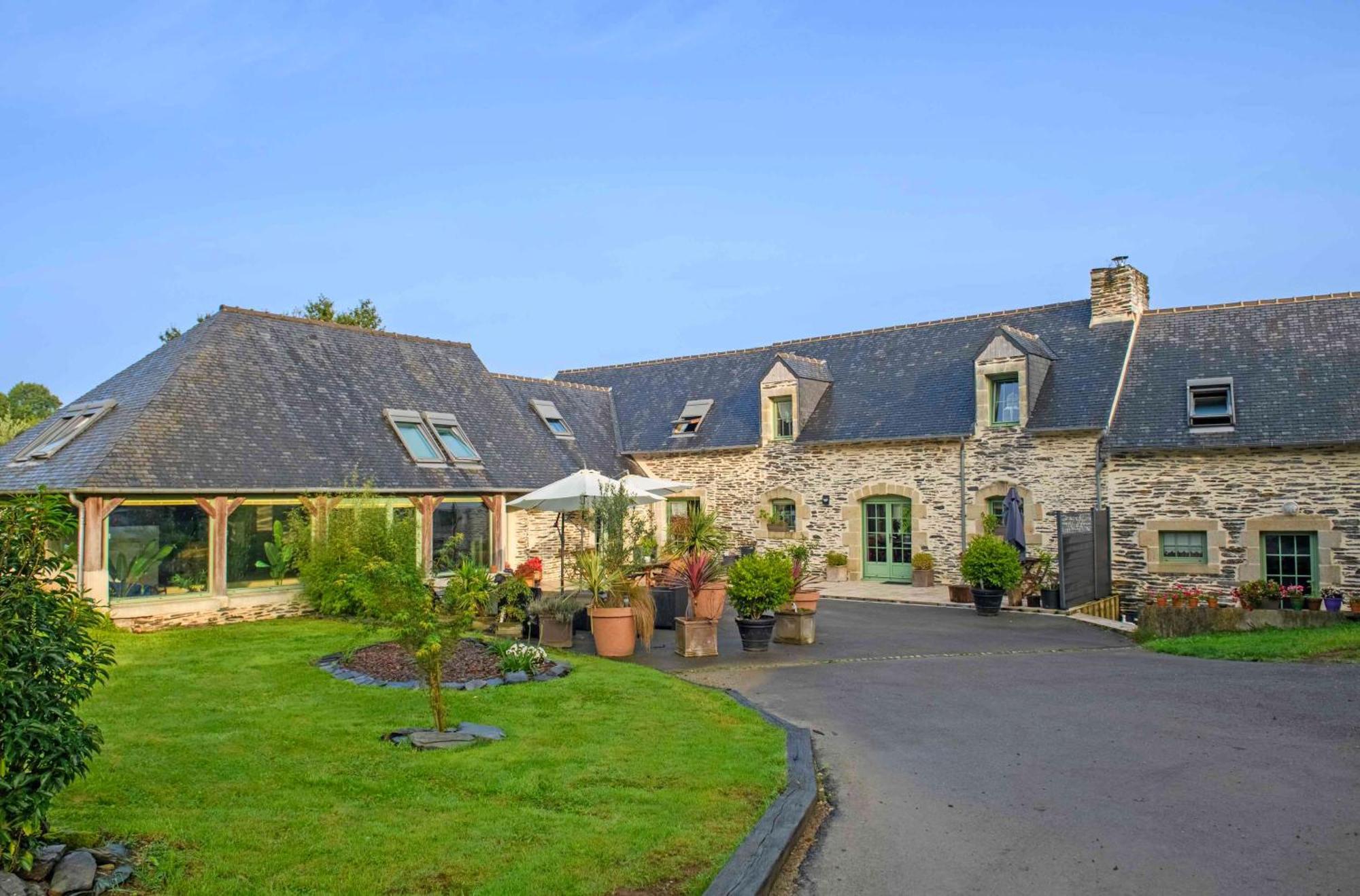 Bed and Breakfast Les Pierres Bleues Saint-Coulitz Esterno foto