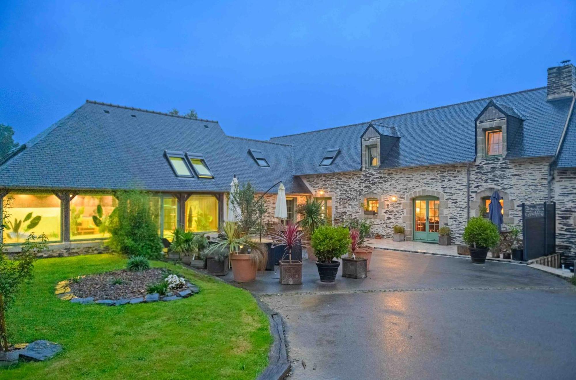 Bed and Breakfast Les Pierres Bleues Saint-Coulitz Esterno foto